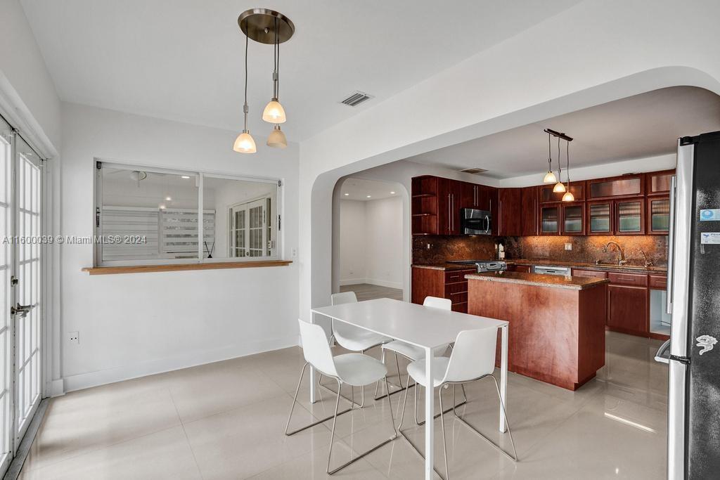 NORTH LAKE ESTATES - Residential Lease