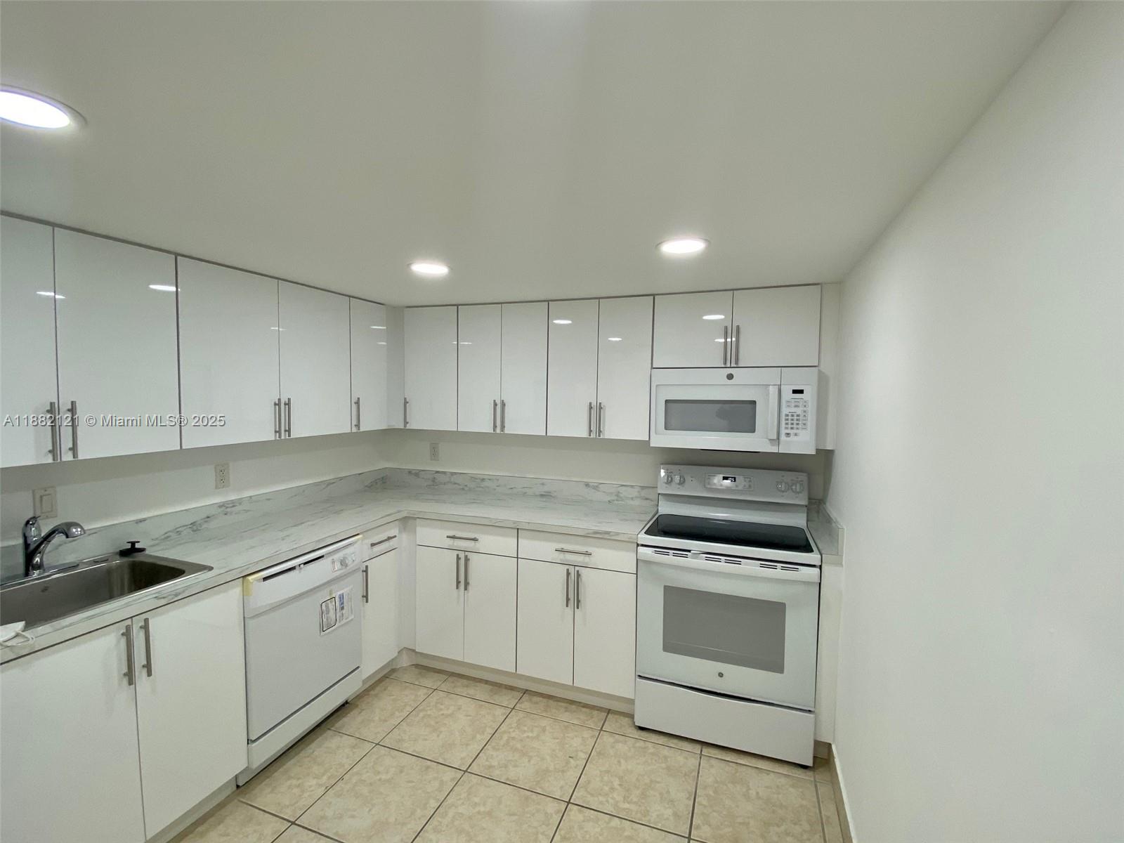 200 LESLIE CONDO - Residential