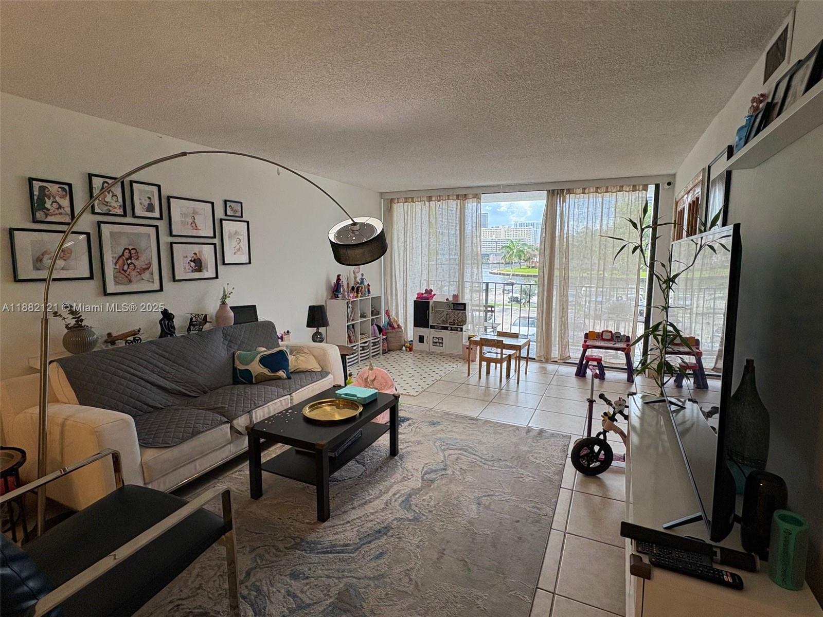 200 LESLIE CONDO - Residential