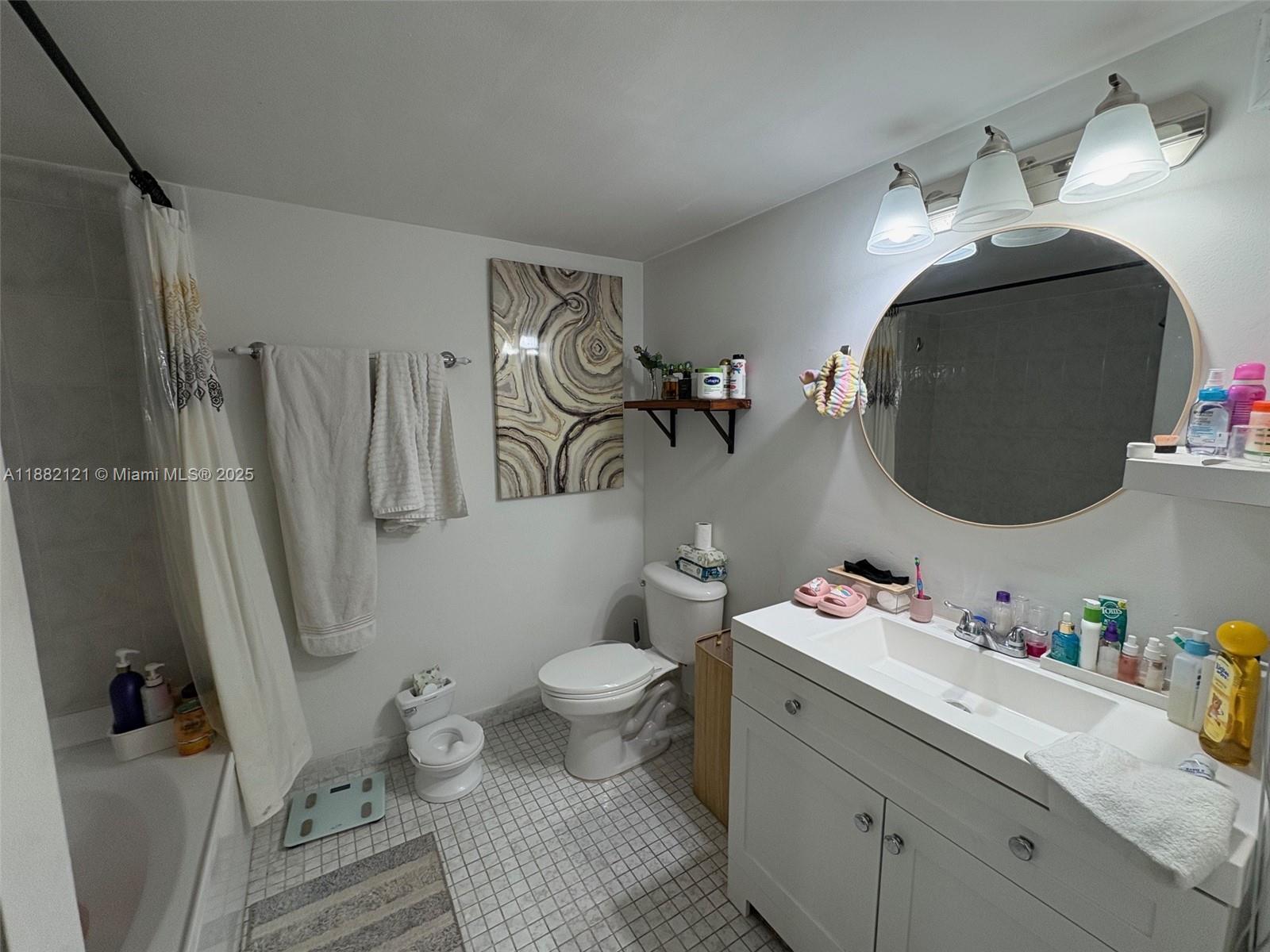 200 LESLIE CONDO - Residential