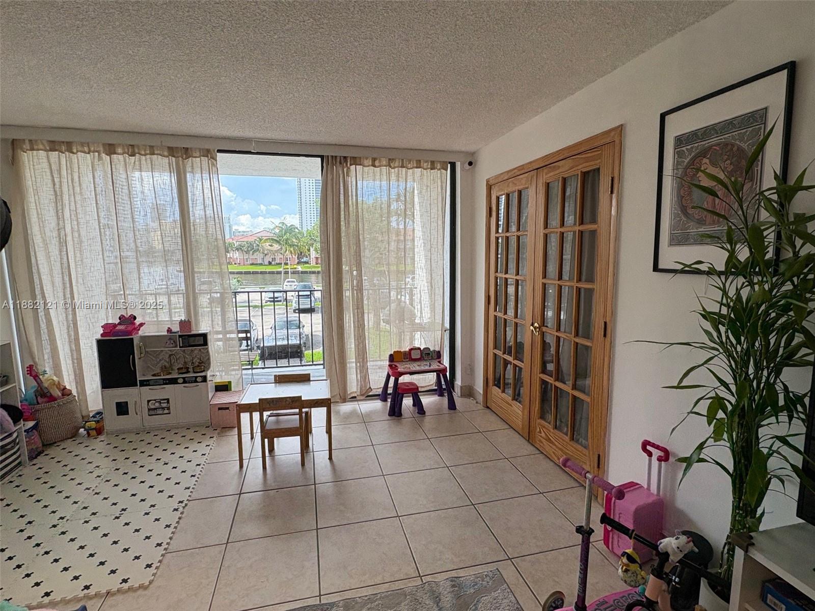 200 LESLIE CONDO - Residential