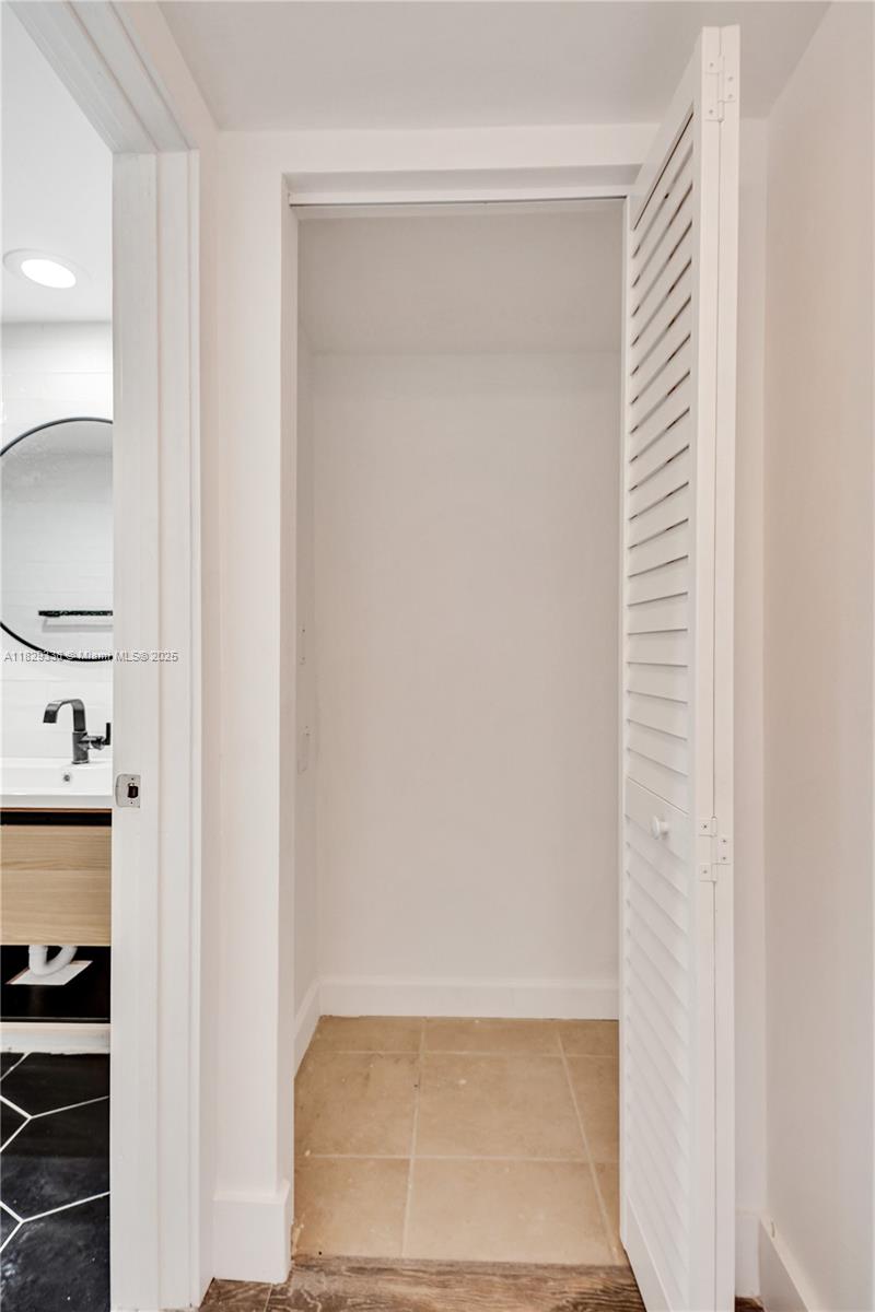 5600 CONDO - Residential