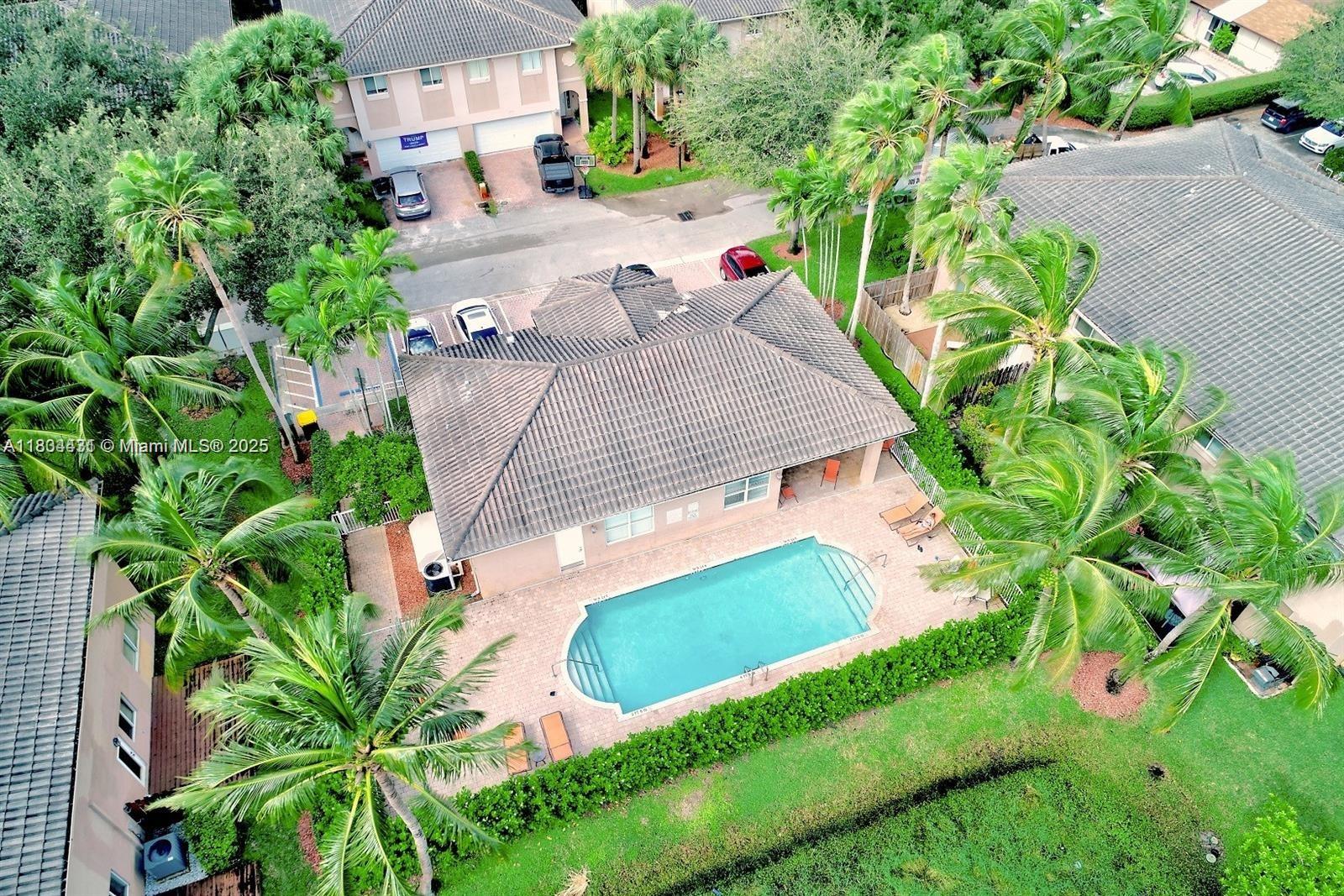 AN AMAZING HIDDEN COMMUNITY ON THE WATER!!! 4 BEDROOM,2 1/2 BATH NEWER CONSTRUCTION TOWNHOUSE, SPECTACULAR WATER VIEWS. HOME IS COMPLETELY UPGRADED THROUGHOUT,GRANITE COUNTER TOPS WITH UPGRADED STAINLESS STEEL APPLIANCES,AND DECORATIVE TILE WITH GRANITE TOPS IN BATHROOMS. THIS 2 CAR GARAGE BEAUTY OVERLOOKS THE POOL & A PARK FOR BOATERS AND OFFERS AN EXPANDED ENCLOSED BACKYARD DECK ON A CORNER LOT,LARGE ROOMS SIZES, SPACIOUS MASTER BEDROOM WITH WALK IN CLOSET, LOFT CAN BE OFFICE/DEN, WASHER AND DRYER, POOL COMMUNITY ,A FULL SERVICE YACHT CLUB MARINA , BOATS WELCOME.