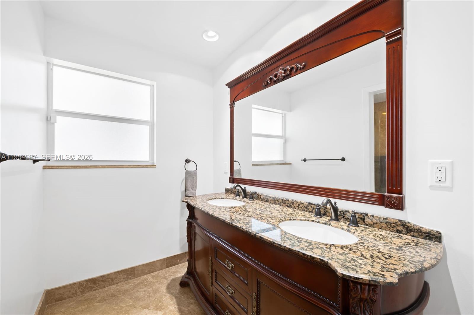 IMPERIAL POINT 1 SEC - Residential