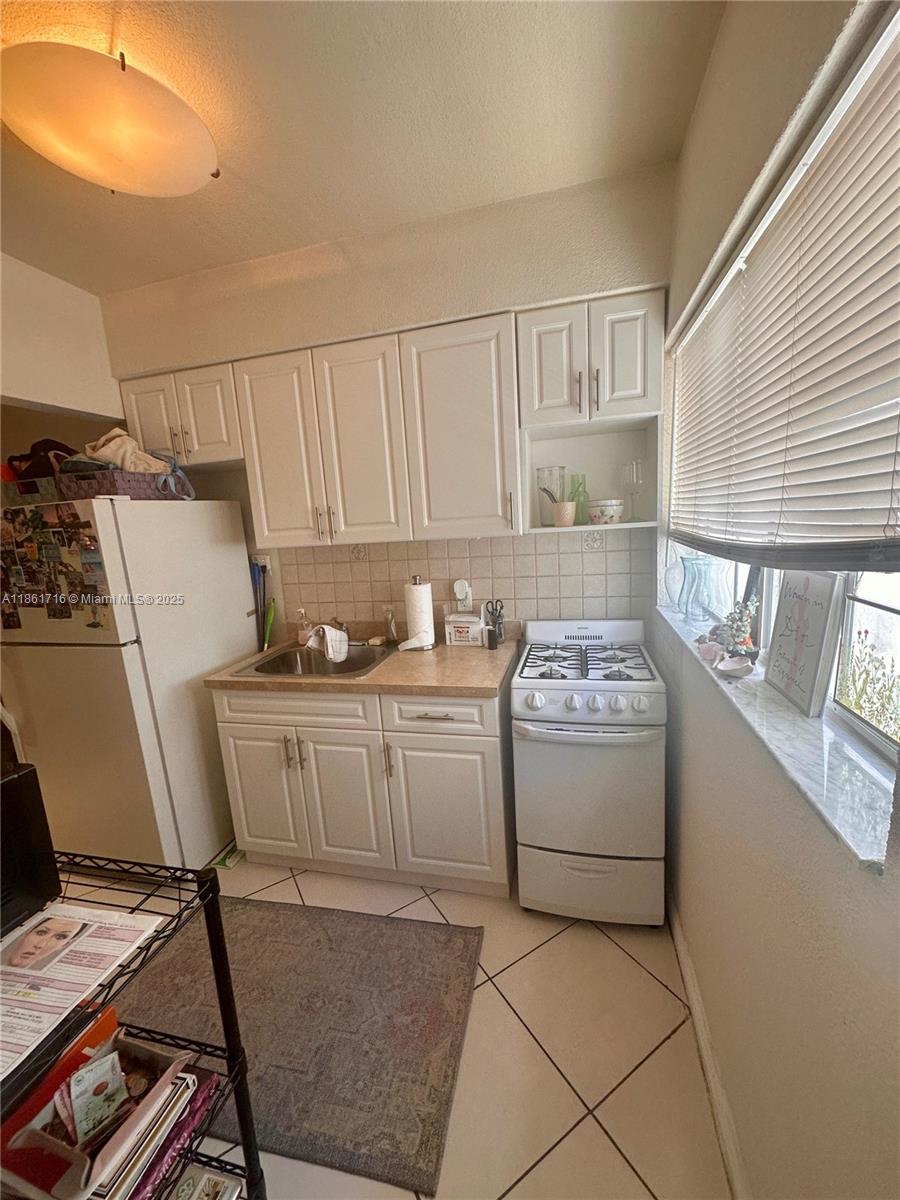 Very Nice Studio on 2nd floor with kitchen separated with Gas, Big Closet, Storage Closet, Full Bathroom with
window, new AC. Laundry on site. Street parking. Great Location with Walking Distance to the Beach, Restaurants, Cafe's, Tennis Court, Swimming Pool and Much More... You can Live, Work and Enjoy the Beach. Tenant pay electricity and Gas, First month, Last Month and Security Deposit at moving date. Lease is for One Year min.