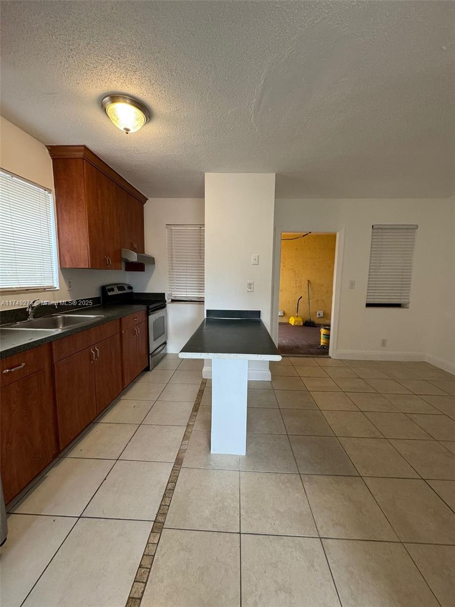 Rental Property at 4051 N Dixie Hwy 4, Oakland Park, Miami-Dade County, Florida - Bedrooms: 1 
Bathrooms: 1  - $1,250 MO.