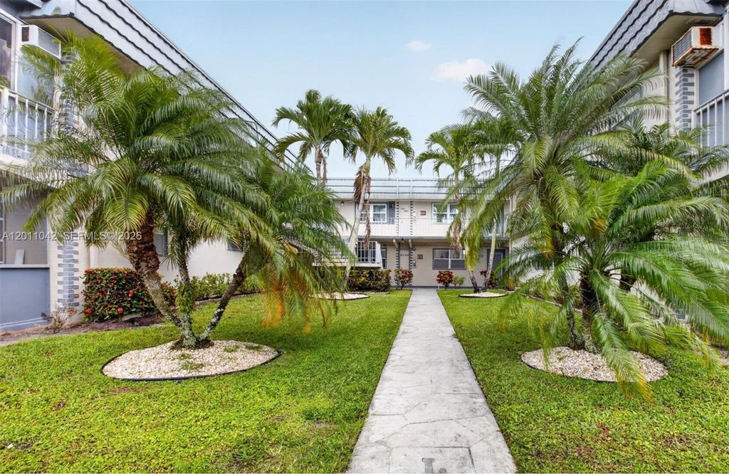 Photo of 537 Brittany L St #537, Delray Beach, FL 33446 (MLS # A12011042)