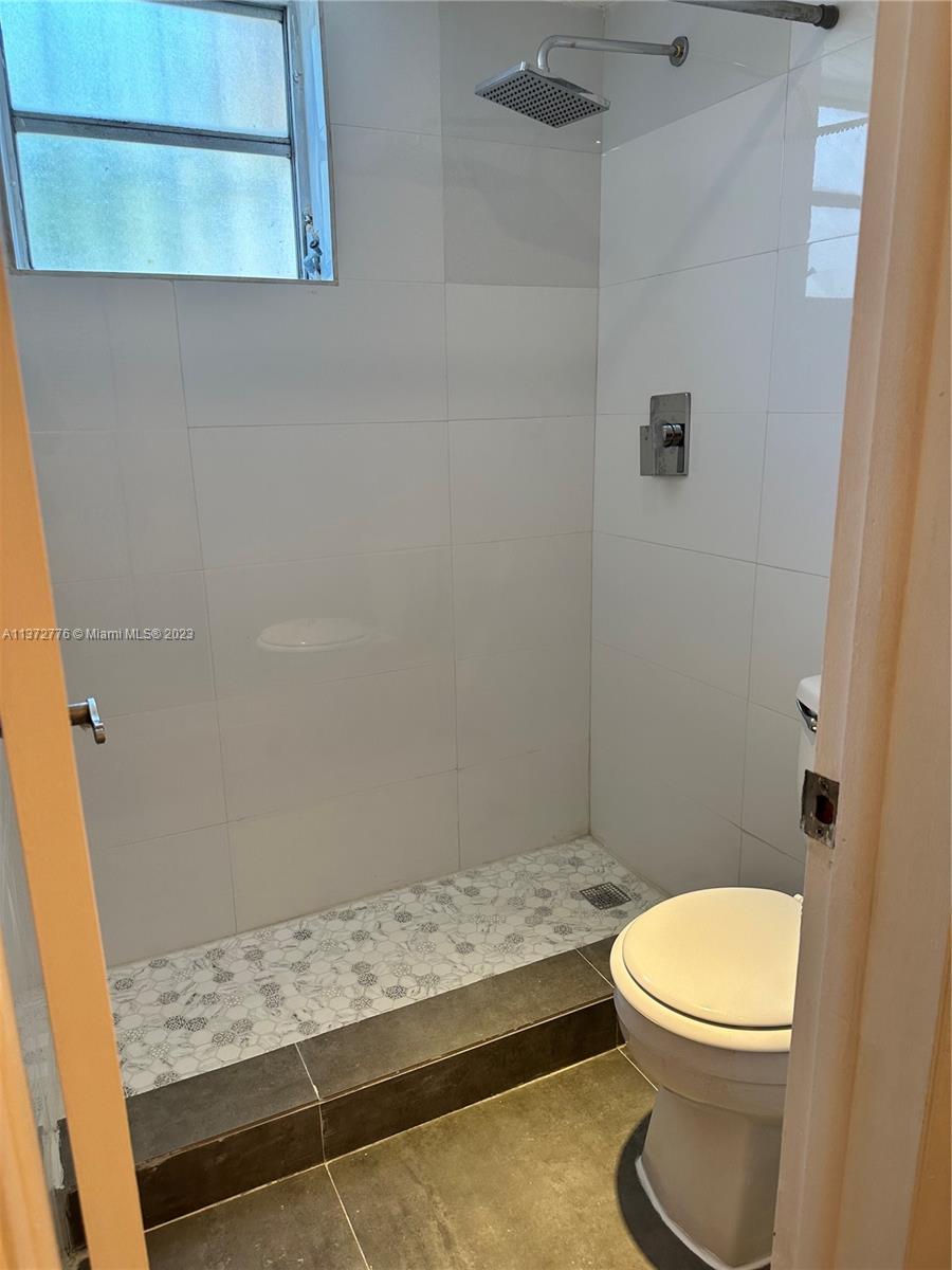 Great Location right by the Wallgreens and Publix, walking distance to subway, restaurants and supermarket.
The unit is freshly painted, renovated bathroom. It comes with 1 assigned parking.
Easy access to unit and parking lot, quite convenient urban living style.