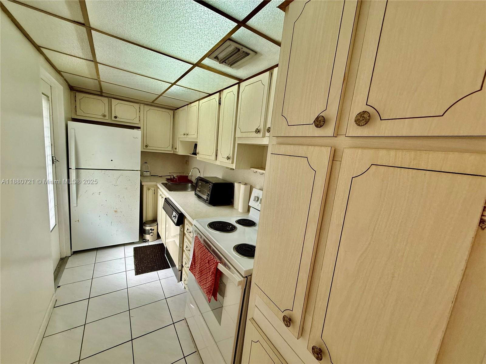 SUMMIT CONDO - Residential