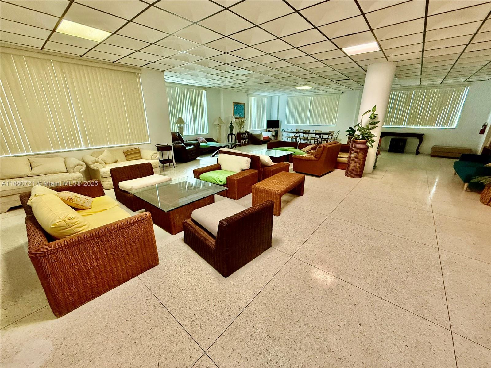 SUMMIT CONDO - Residential