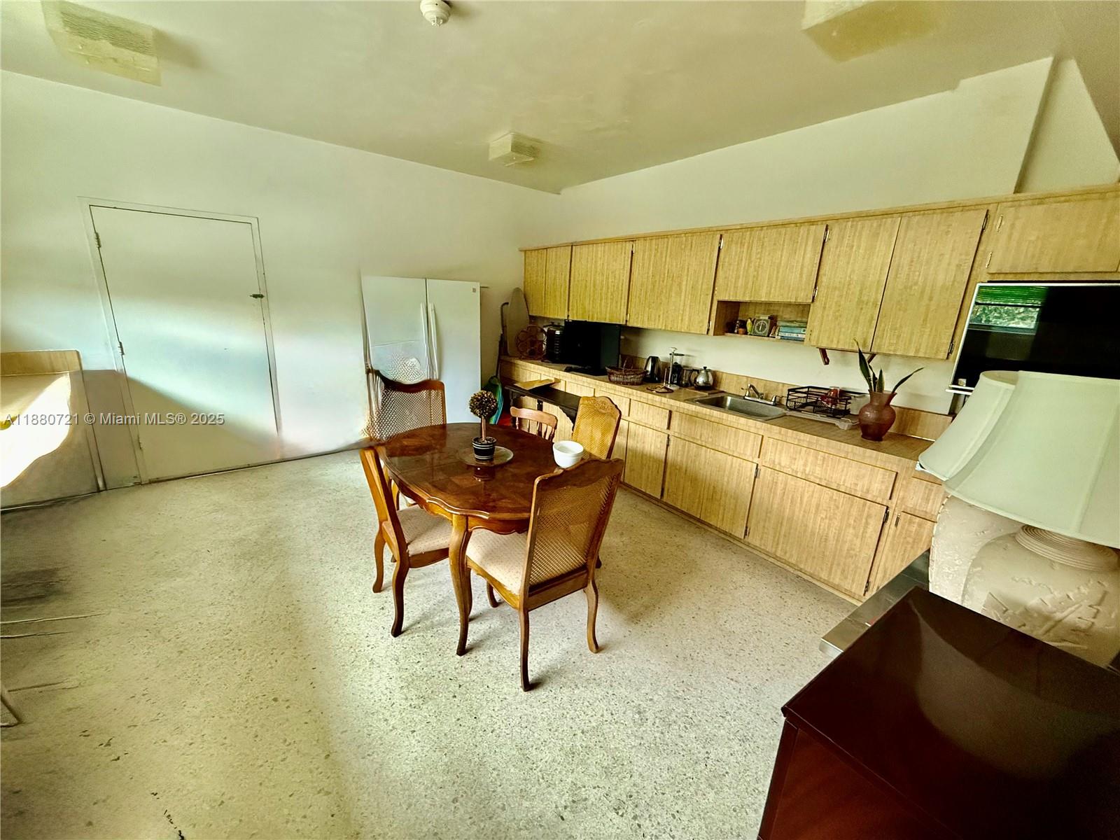 SUMMIT CONDO - Residential