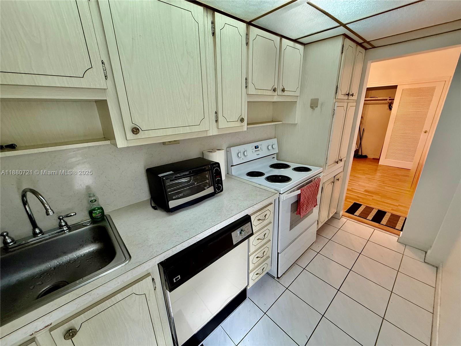 SUMMIT CONDO - Residential