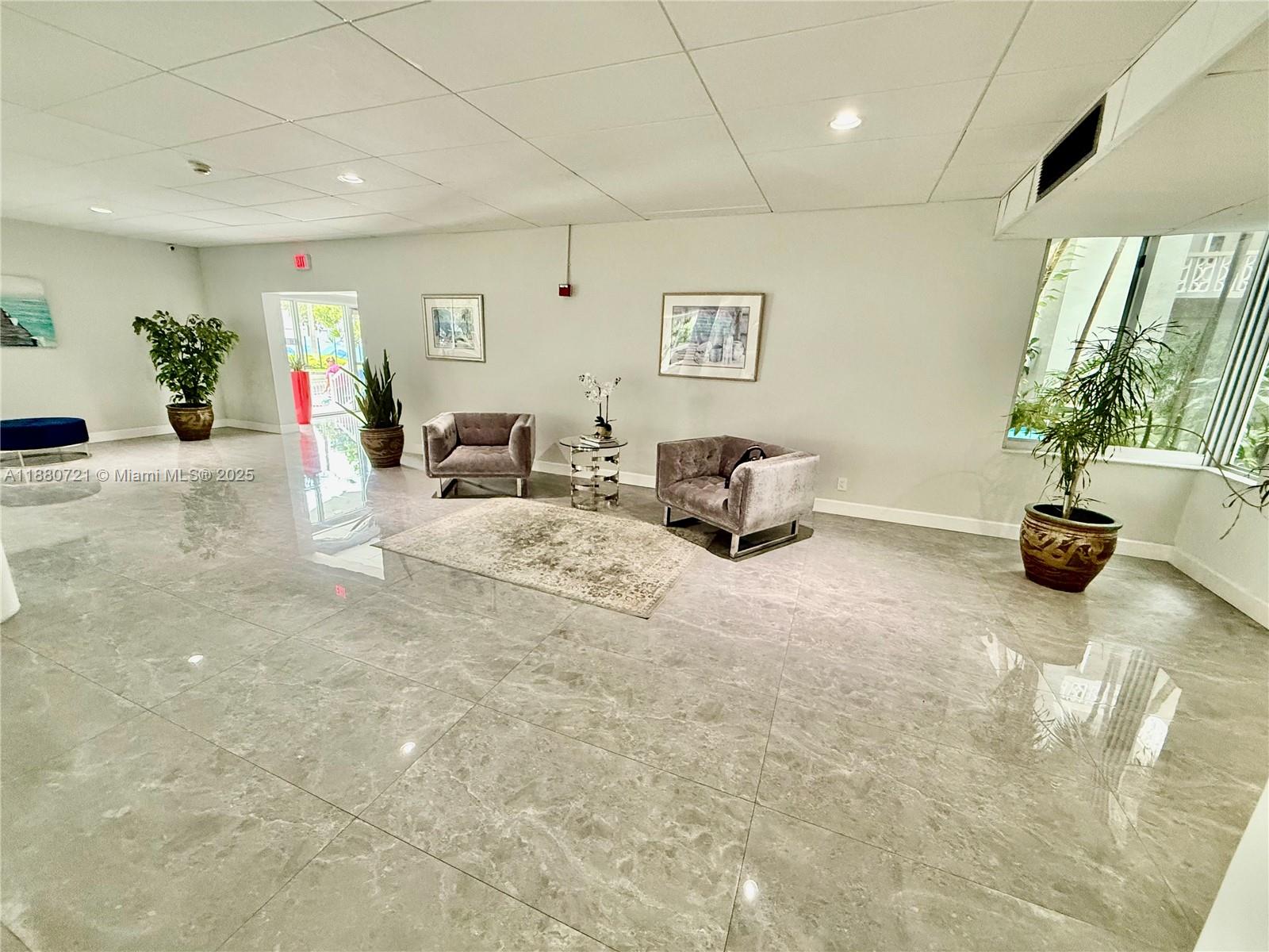 SUMMIT CONDO - Residential