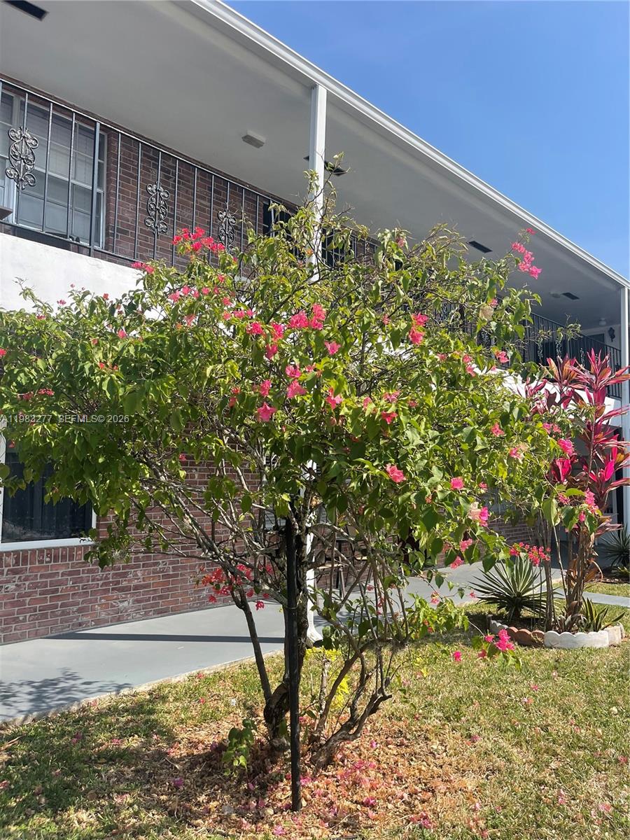 COLONIAL HOUSE CONDO - Residential