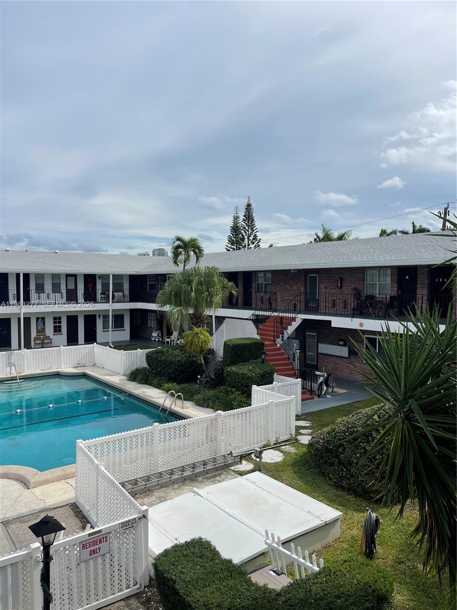 COLONIAL HOUSE CONDO - Residential