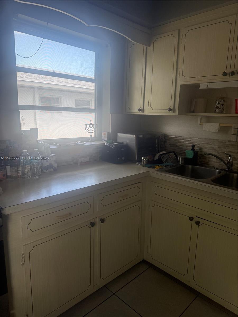 COLONIAL HOUSE CONDO - Residential