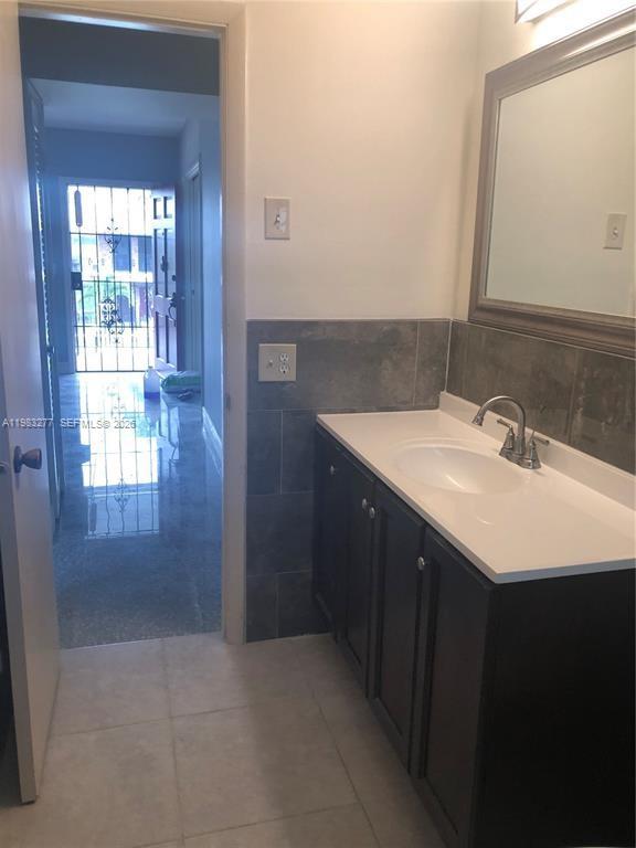 COLONIAL HOUSE CONDO - Residential