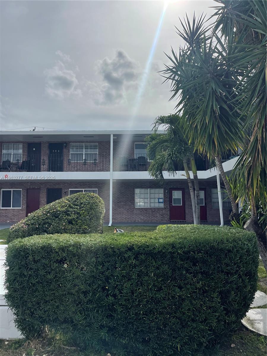 COLONIAL HOUSE CONDO - Residential