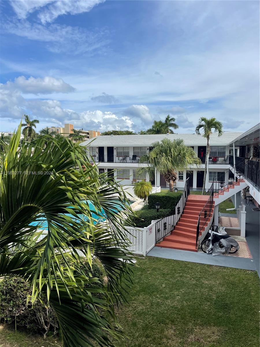 COLONIAL HOUSE CONDO - Residential