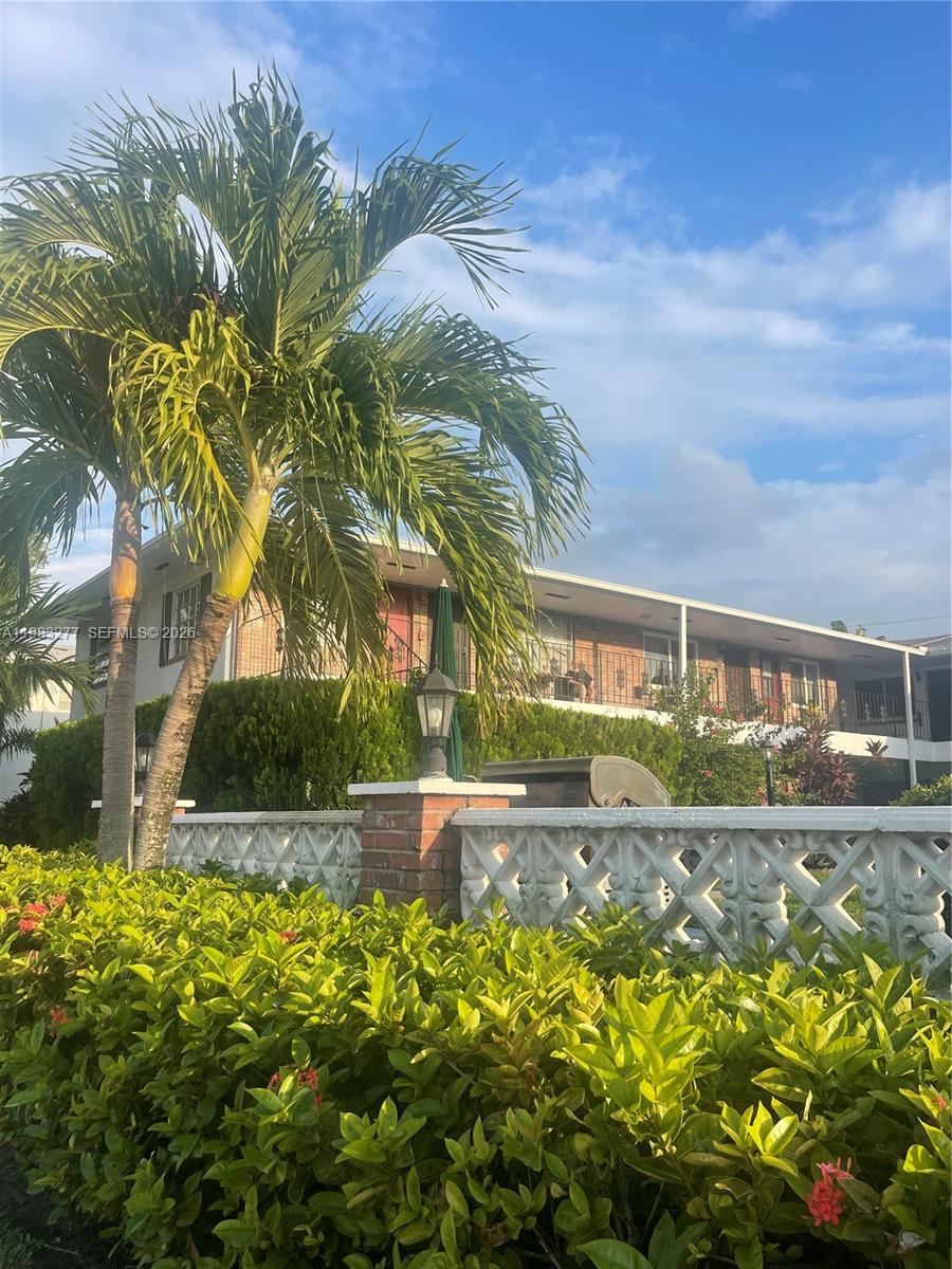 COLONIAL HOUSE CONDO - Residential