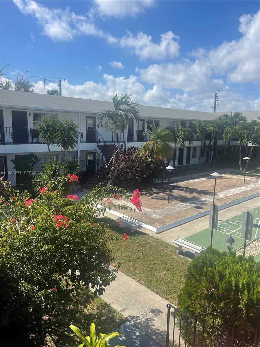 COLONIAL HOUSE CONDO - Residential