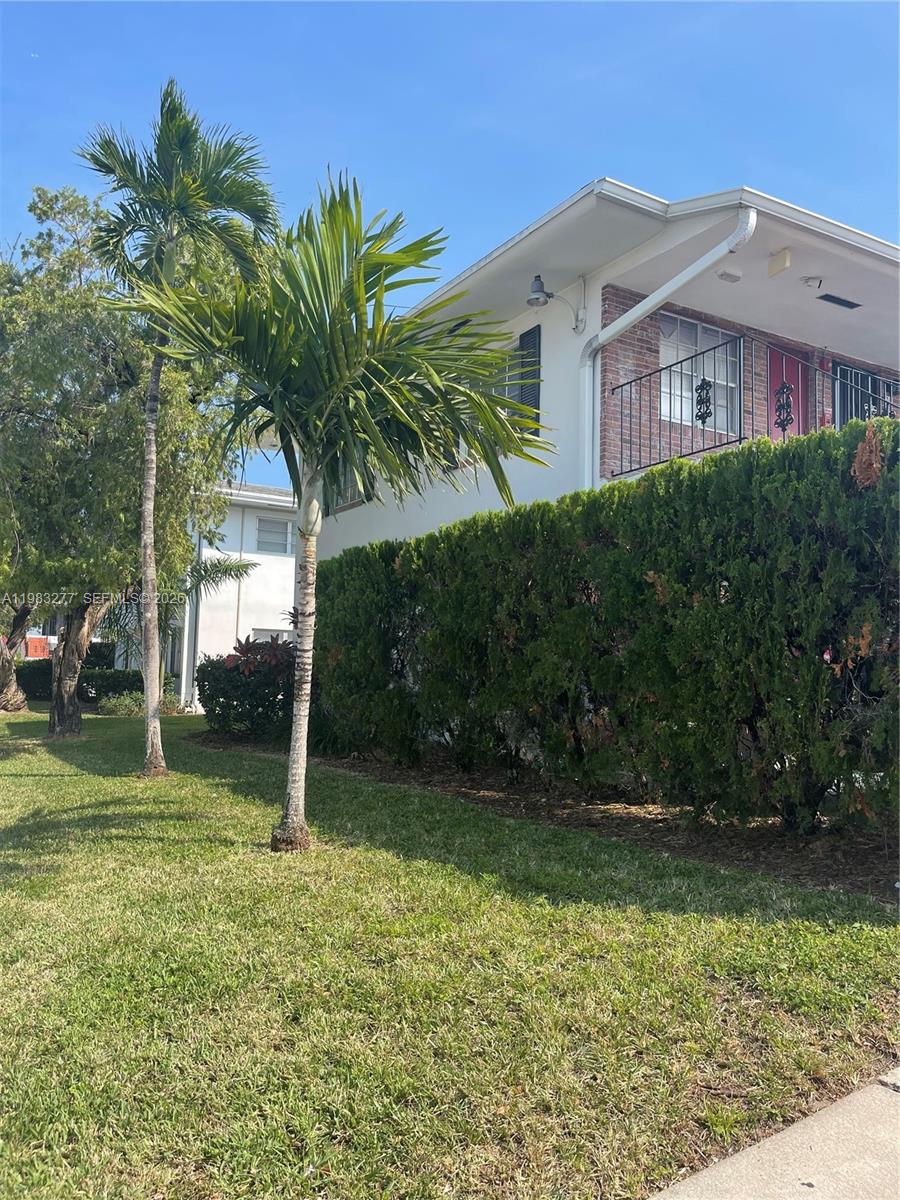 COLONIAL HOUSE CONDO - Residential