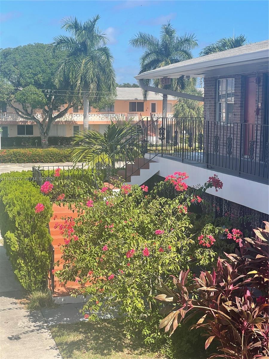 COLONIAL HOUSE CONDO - Residential