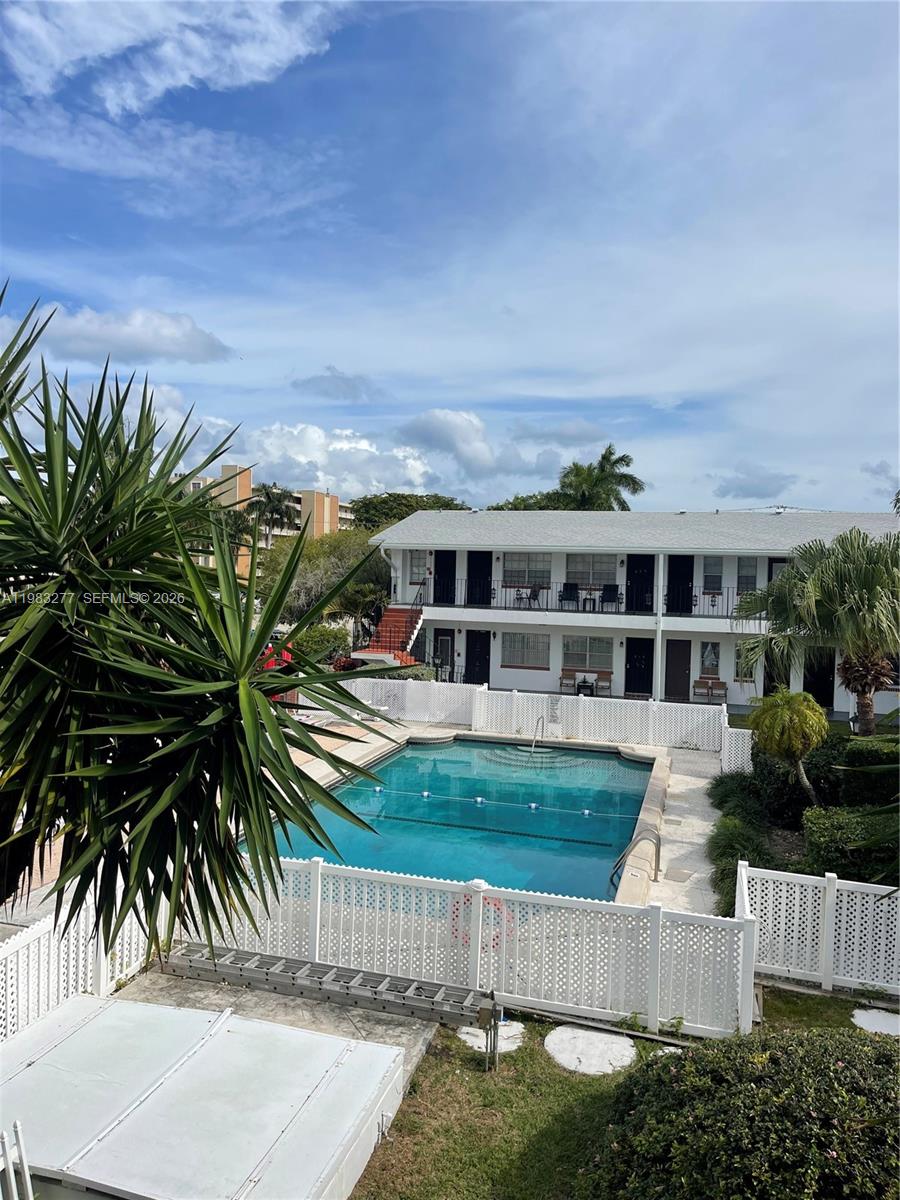 COLONIAL HOUSE CONDO - Residential