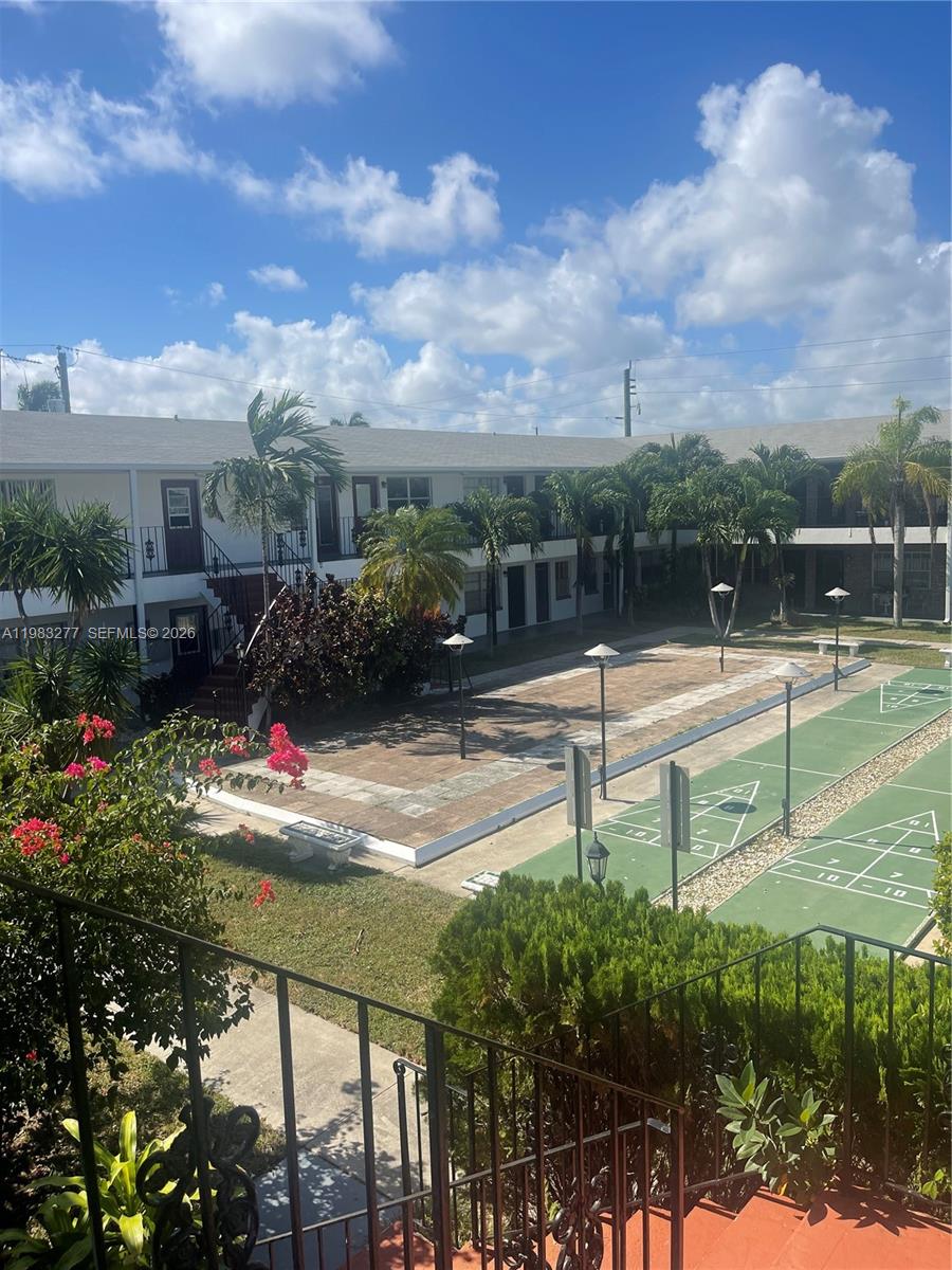 COLONIAL HOUSE CONDO - Residential