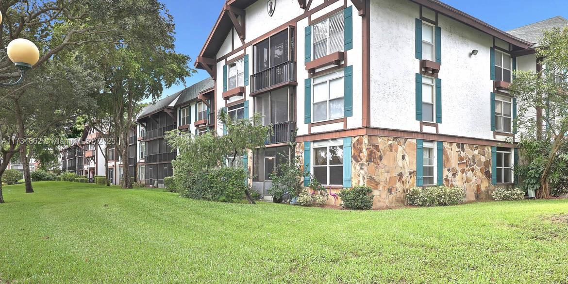 Property for Sale at 3750 Inverrary Dr 1Z, Lauderhill, Miami-Dade County, Florida - Bedrooms: 2 
Bathrooms: 2  - $199,000