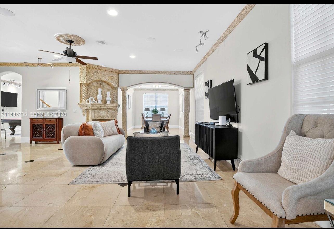 HOLLYWOOD LAKES SECTION - Residential