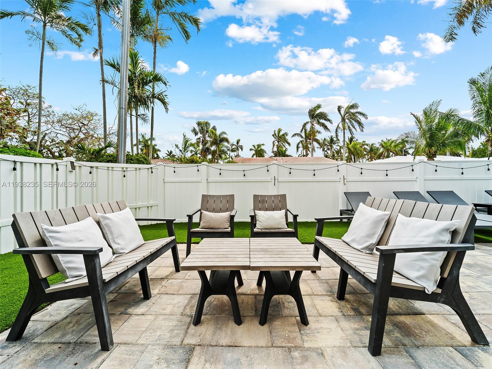 HOLLYWOOD LAKES SECTION - Residential