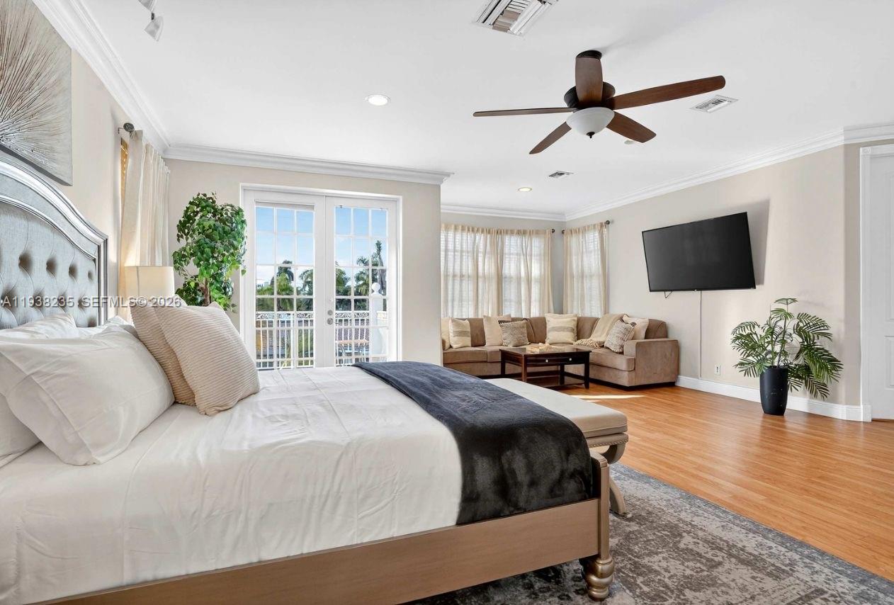 HOLLYWOOD LAKES SECTION - Residential