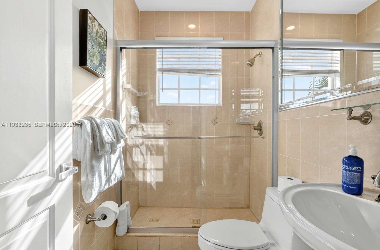 HOLLYWOOD LAKES SECTION - Residential