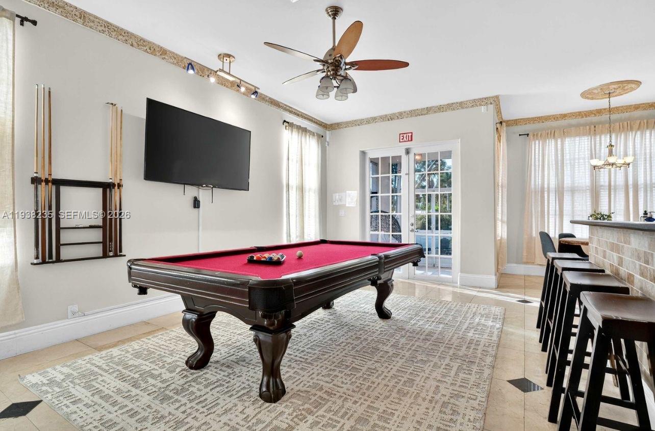 HOLLYWOOD LAKES SECTION - Residential