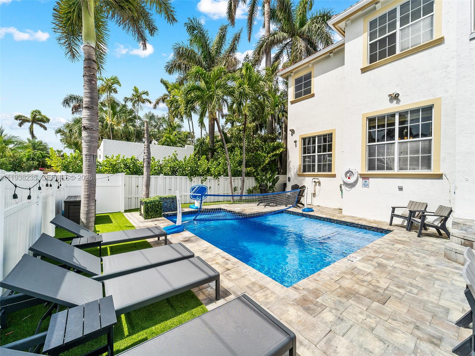 HOLLYWOOD LAKES SECTION - Residential