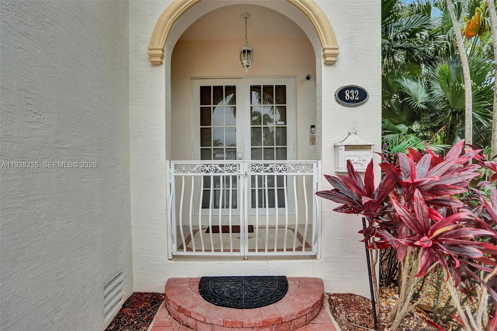 HOLLYWOOD LAKES SECTION - Residential