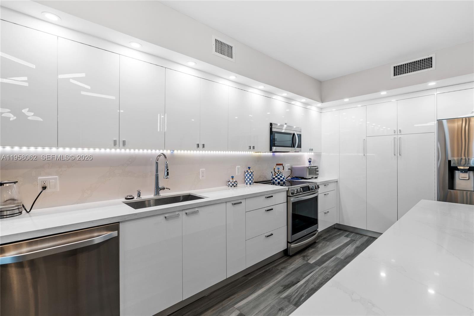 KING DAVID OF SUNNY ISLES - Residential