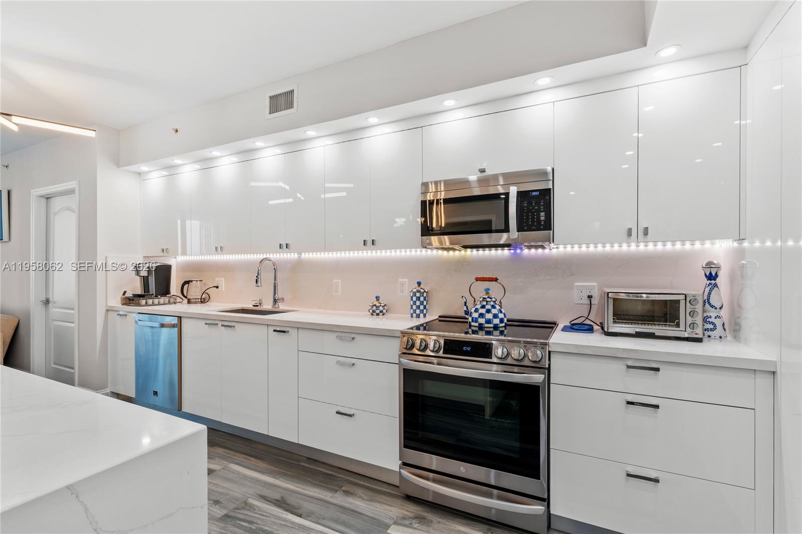 KING DAVID OF SUNNY ISLES - Residential