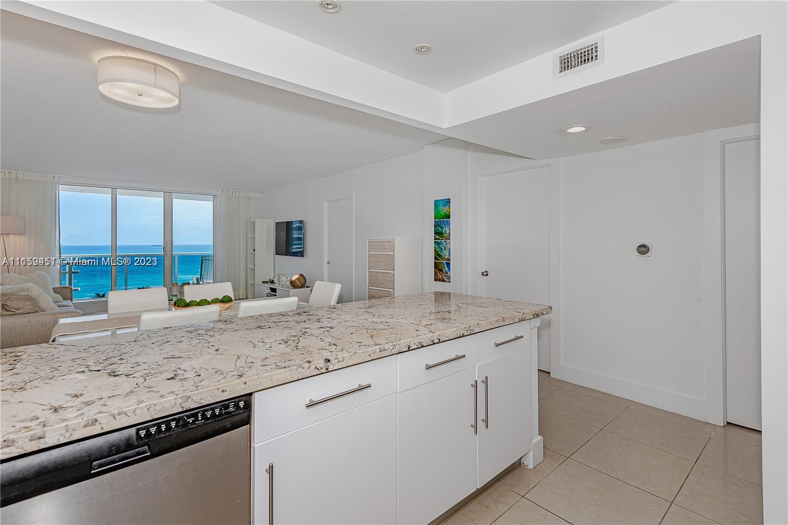 2301 Collins Ave 938