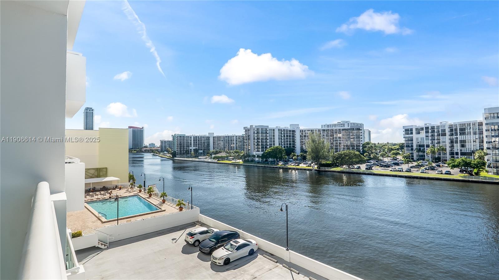 RESIDENCES ON HOLLYWOOD B - Residential