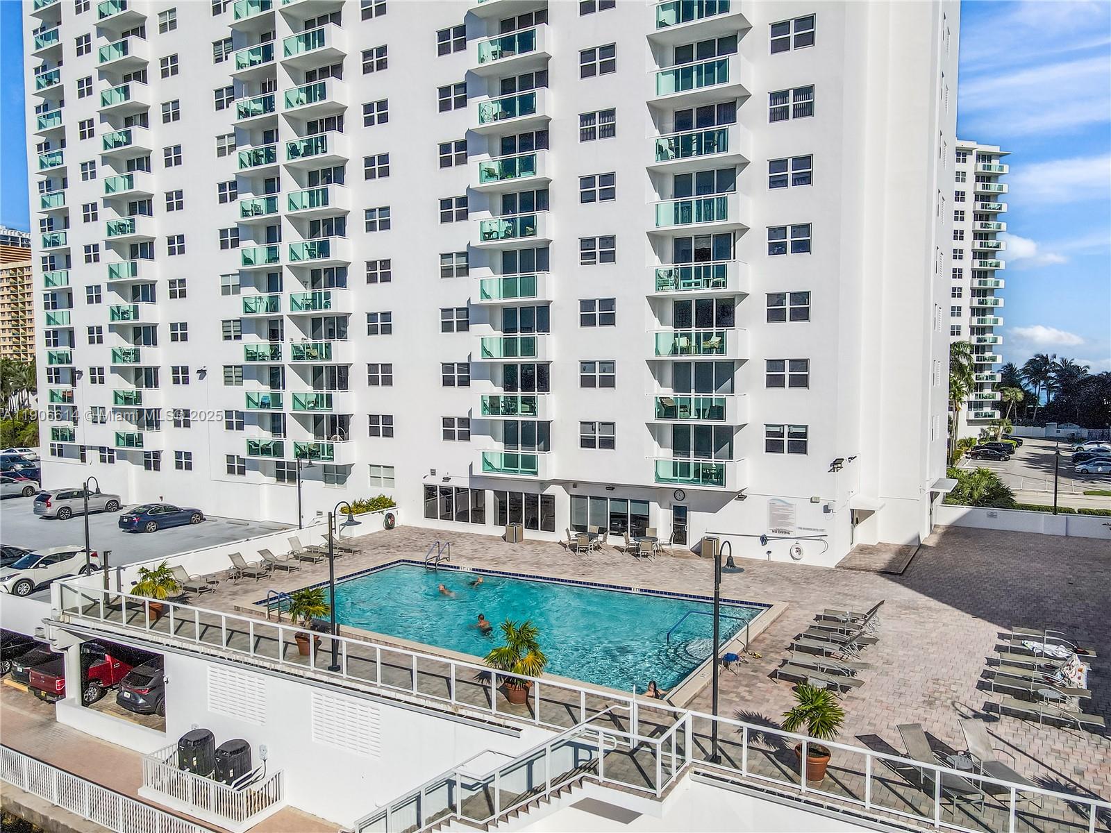 RESIDENCES ON HOLLYWOOD B - Residential