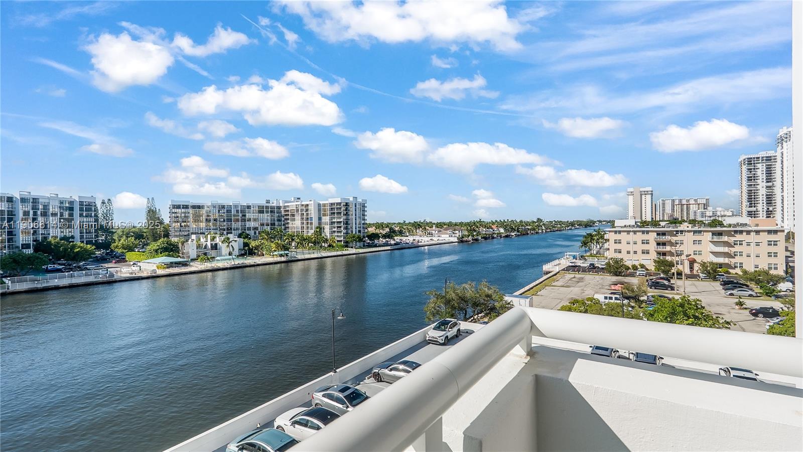 RESIDENCES ON HOLLYWOOD B - Residential