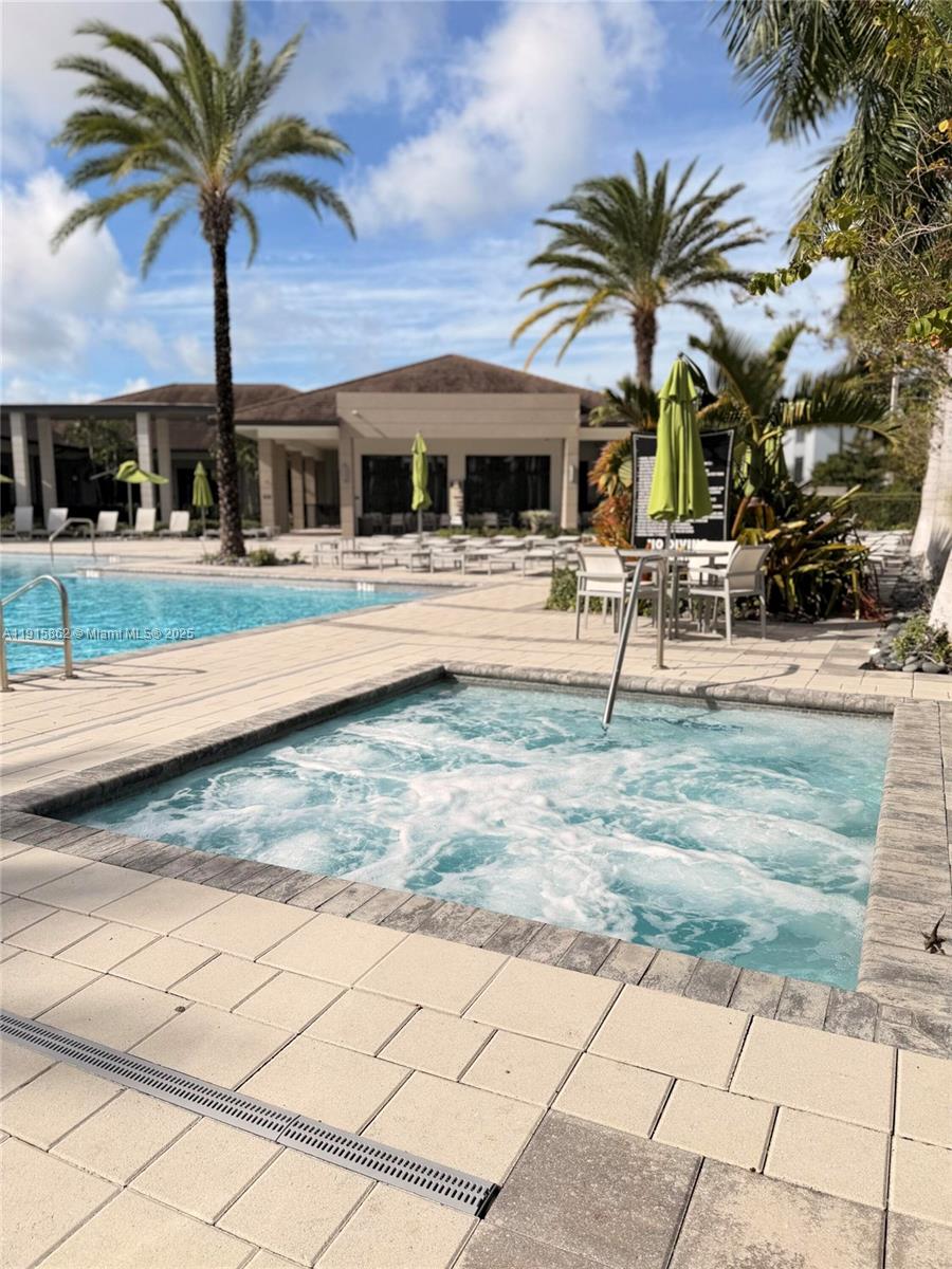 DOWNTOWN DORAL SOUTH PHAS - Residential