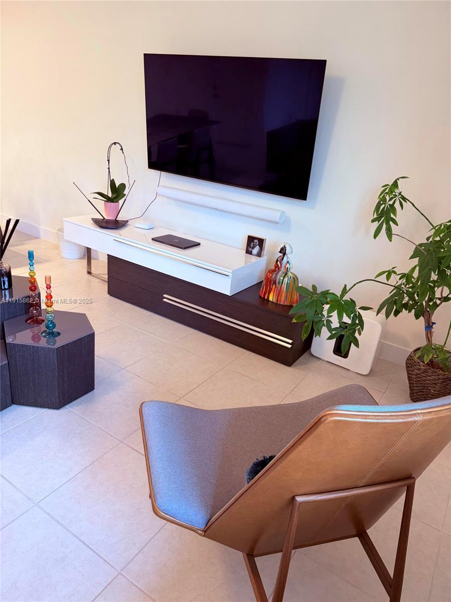 DOWNTOWN DORAL SOUTH PHAS - Residential