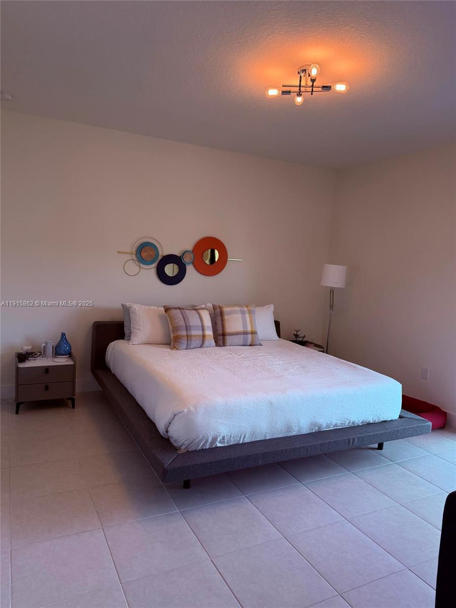 DOWNTOWN DORAL SOUTH PHAS - Residential