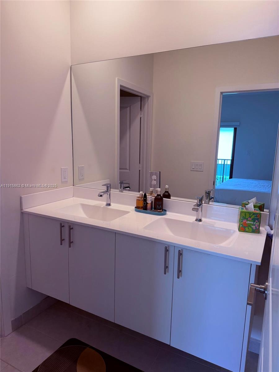 DOWNTOWN DORAL SOUTH PHAS - Residential