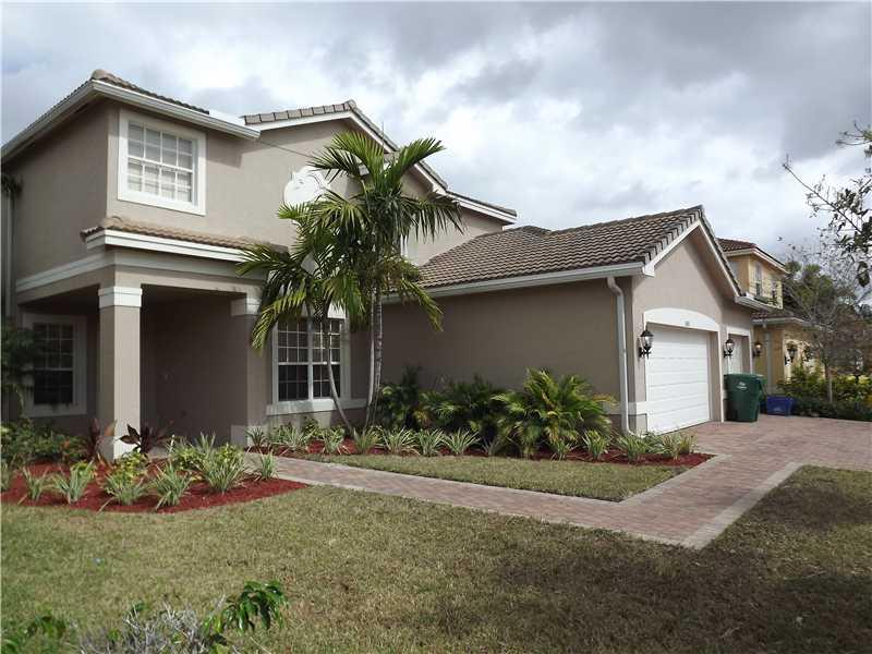Luxurious home, with modernized appliances. Lots of living area, lake access accross road, gated community. Large bedrooms, and open plan kitchen. Very desireable, move in ready!