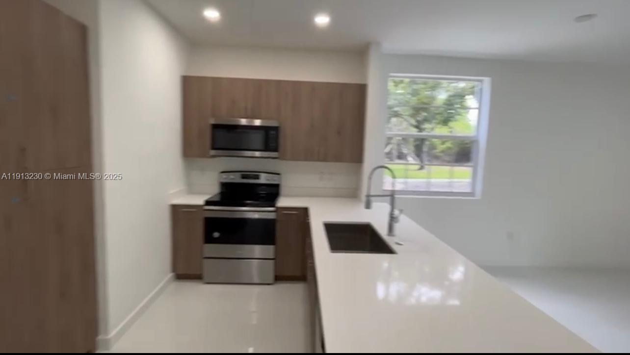 BAHIA DELRAY TOWNHOMES CO - Residential Lease