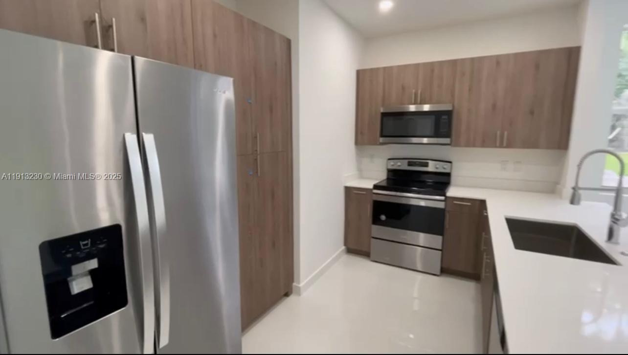 BAHIA DELRAY TOWNHOMES CO - Residential Lease